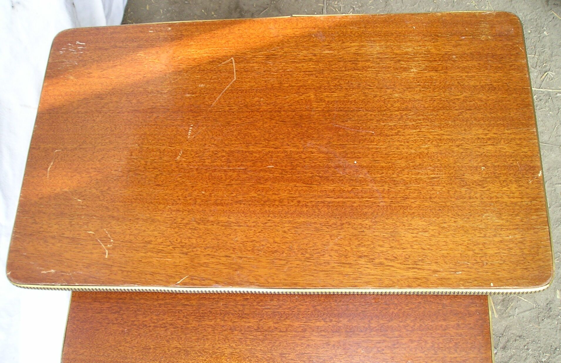 Set of 3 nesting tables in mahogany