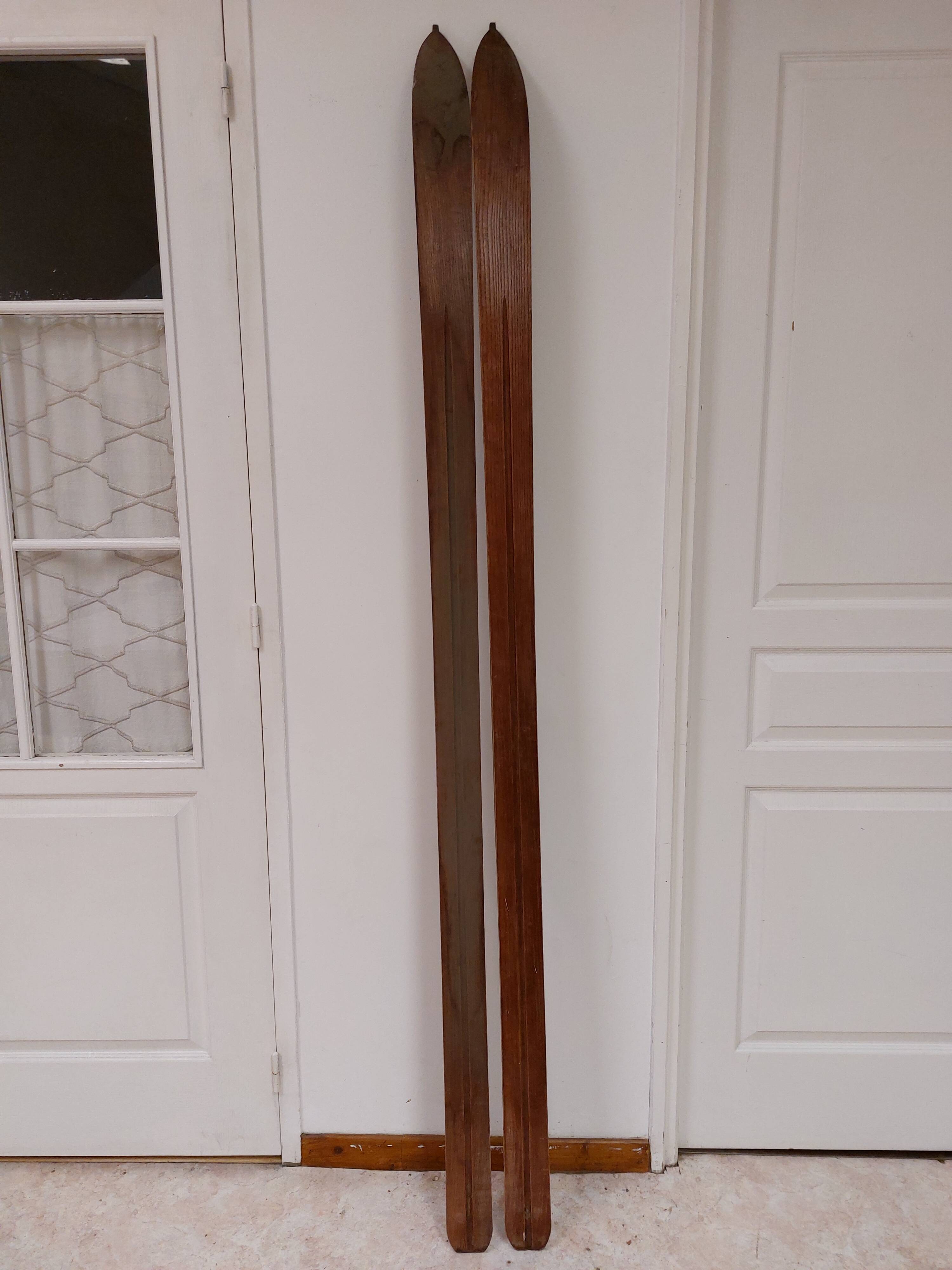 Paire de skis anciens en bois pour déco vintage - 196 cm
