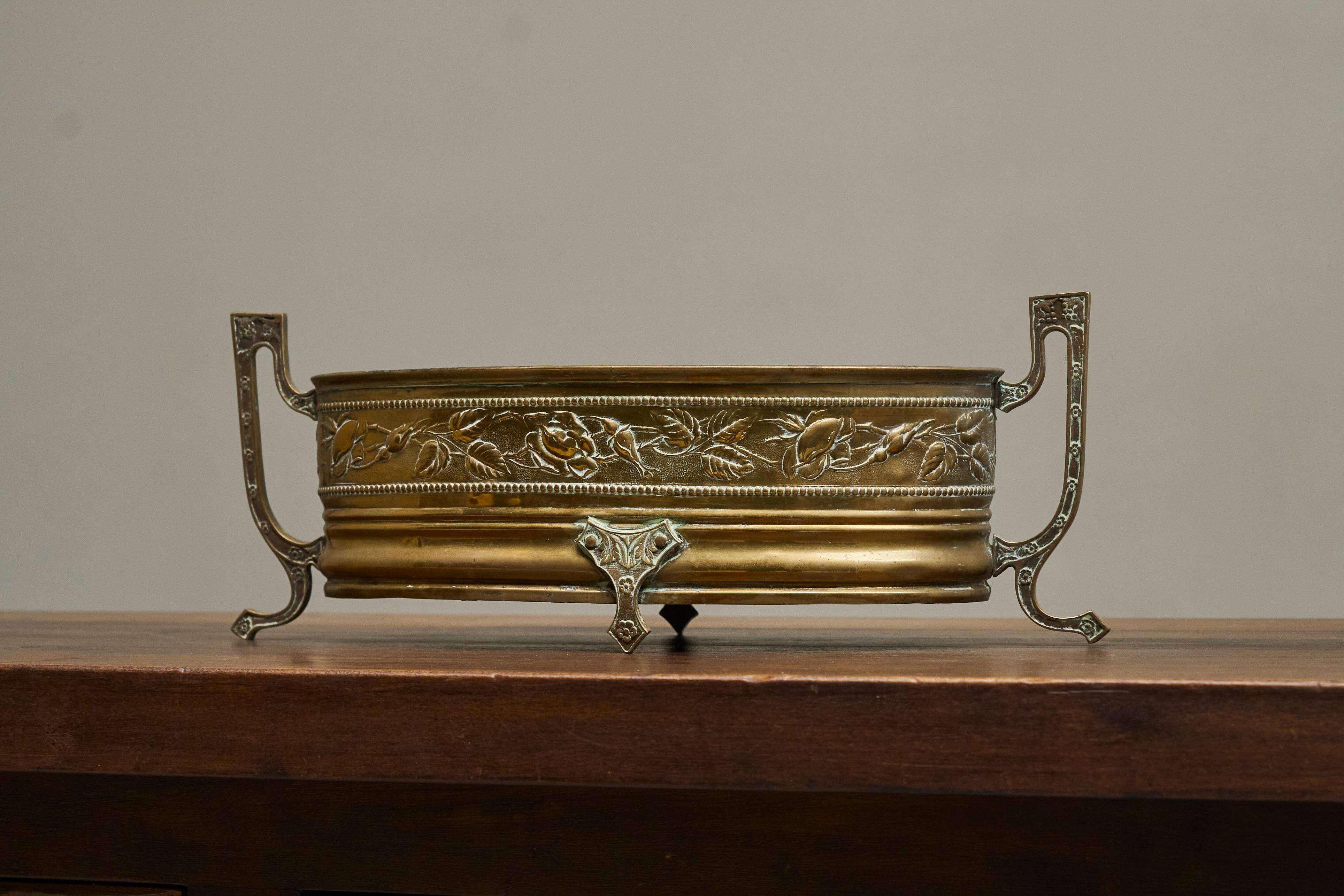 Neoclassical cache-pot in patinated brass, 19th century.