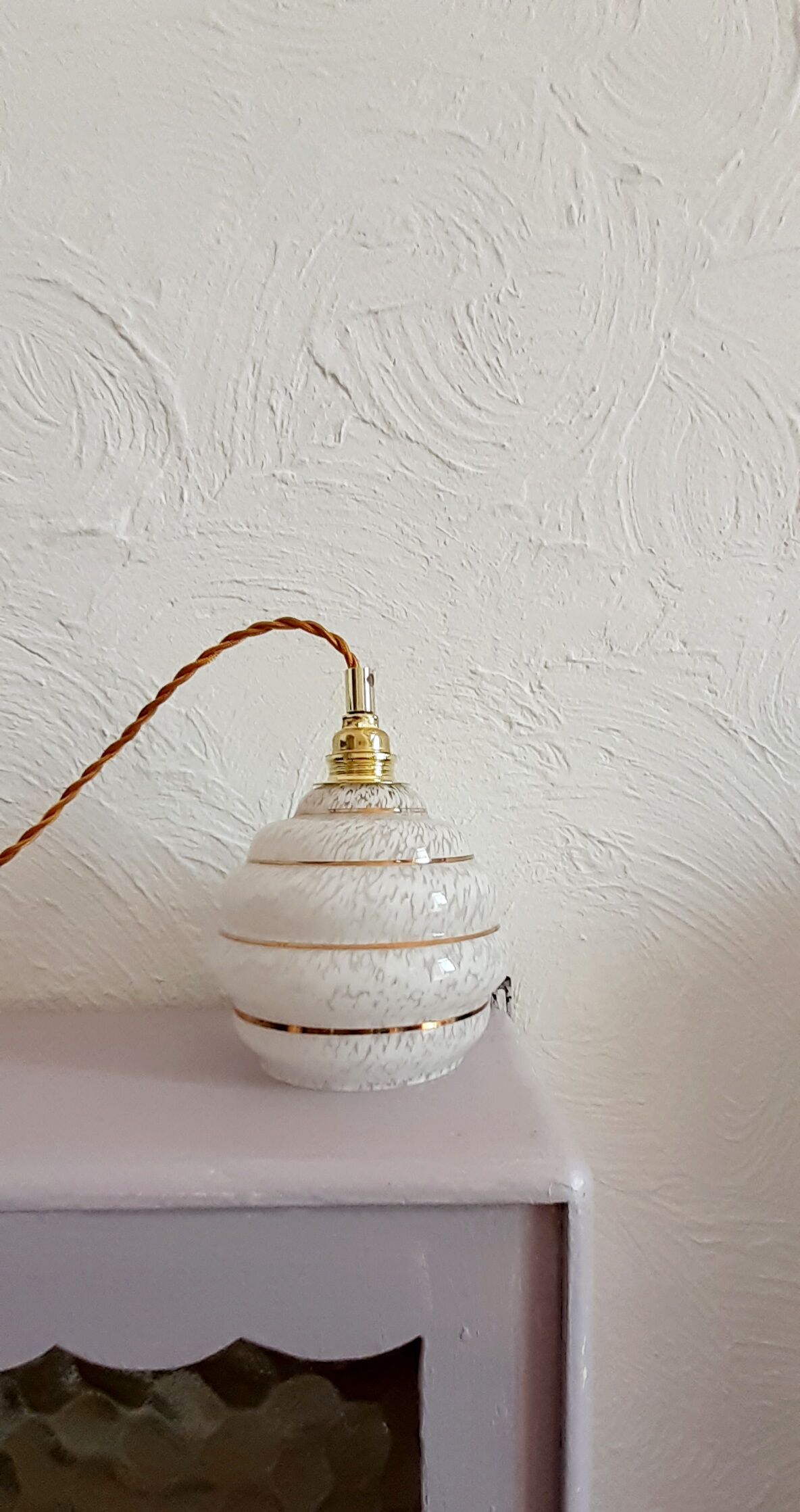 Baladeuse globe art deco blanc à liserets dorés