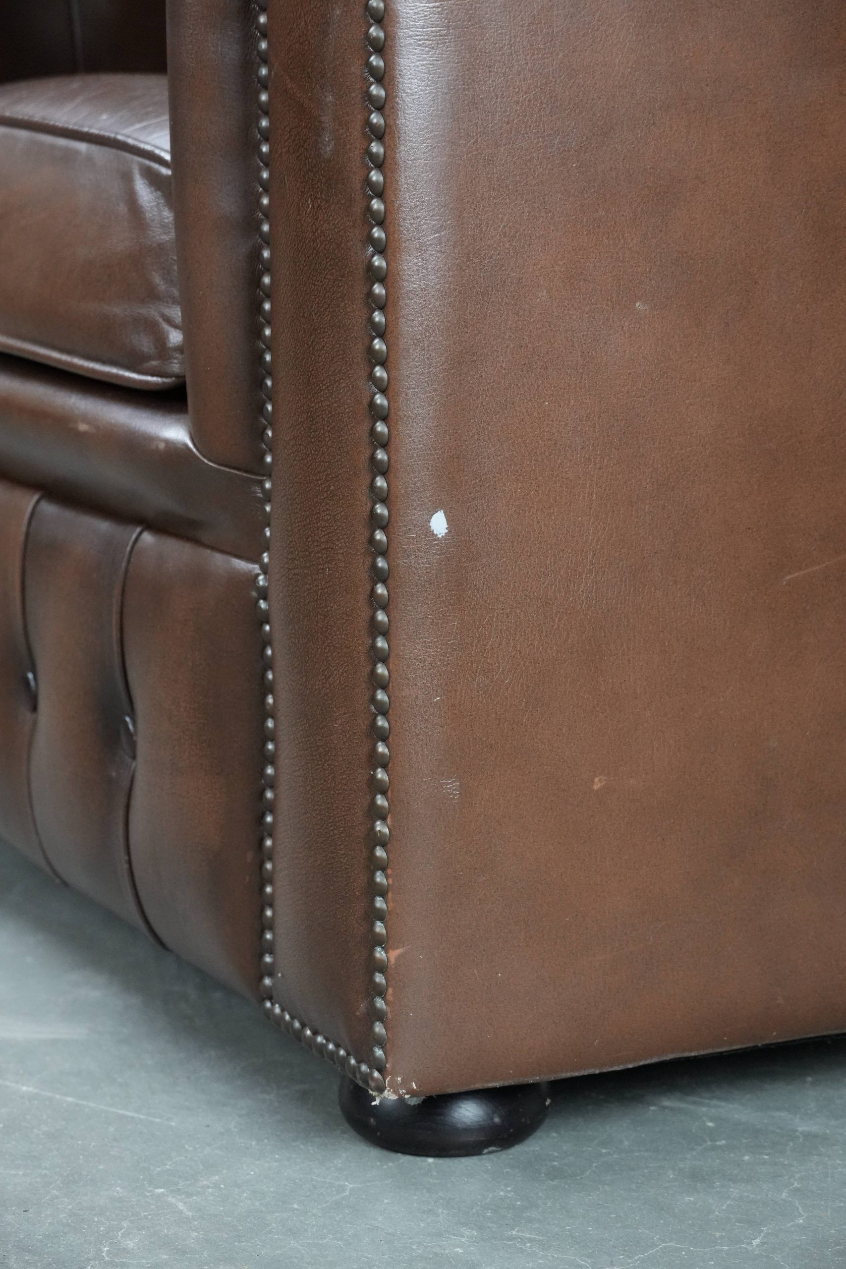 Fauteuil club Chesterfield en cuir de vachette marron de style anglais