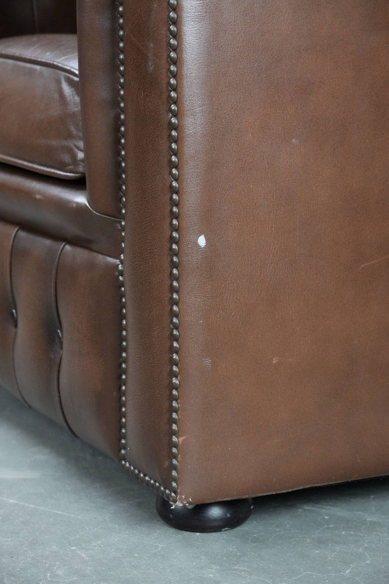 Brown cowhide leather Chesterfield club armchair in English style