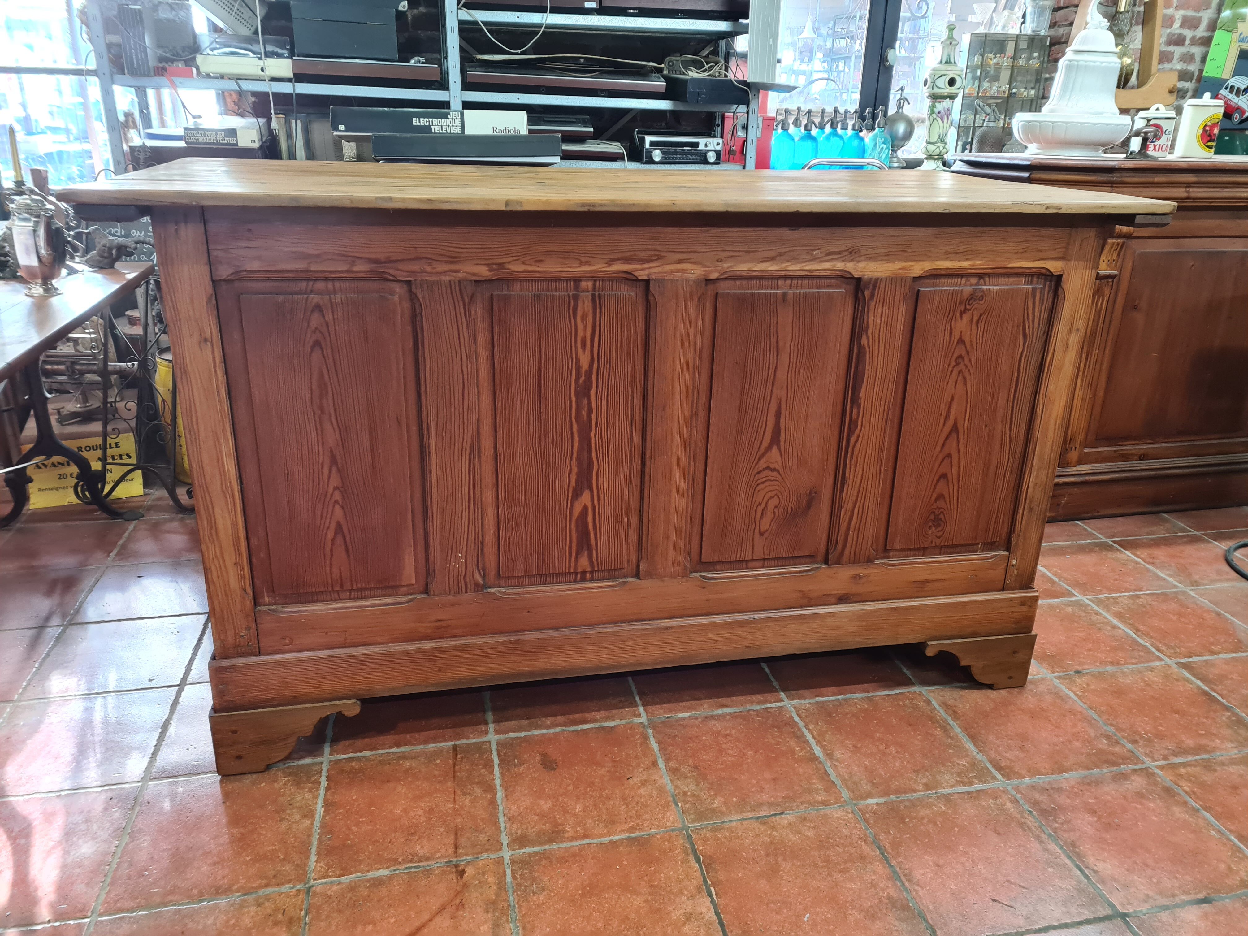 Comptoir de magasin en pitchpin