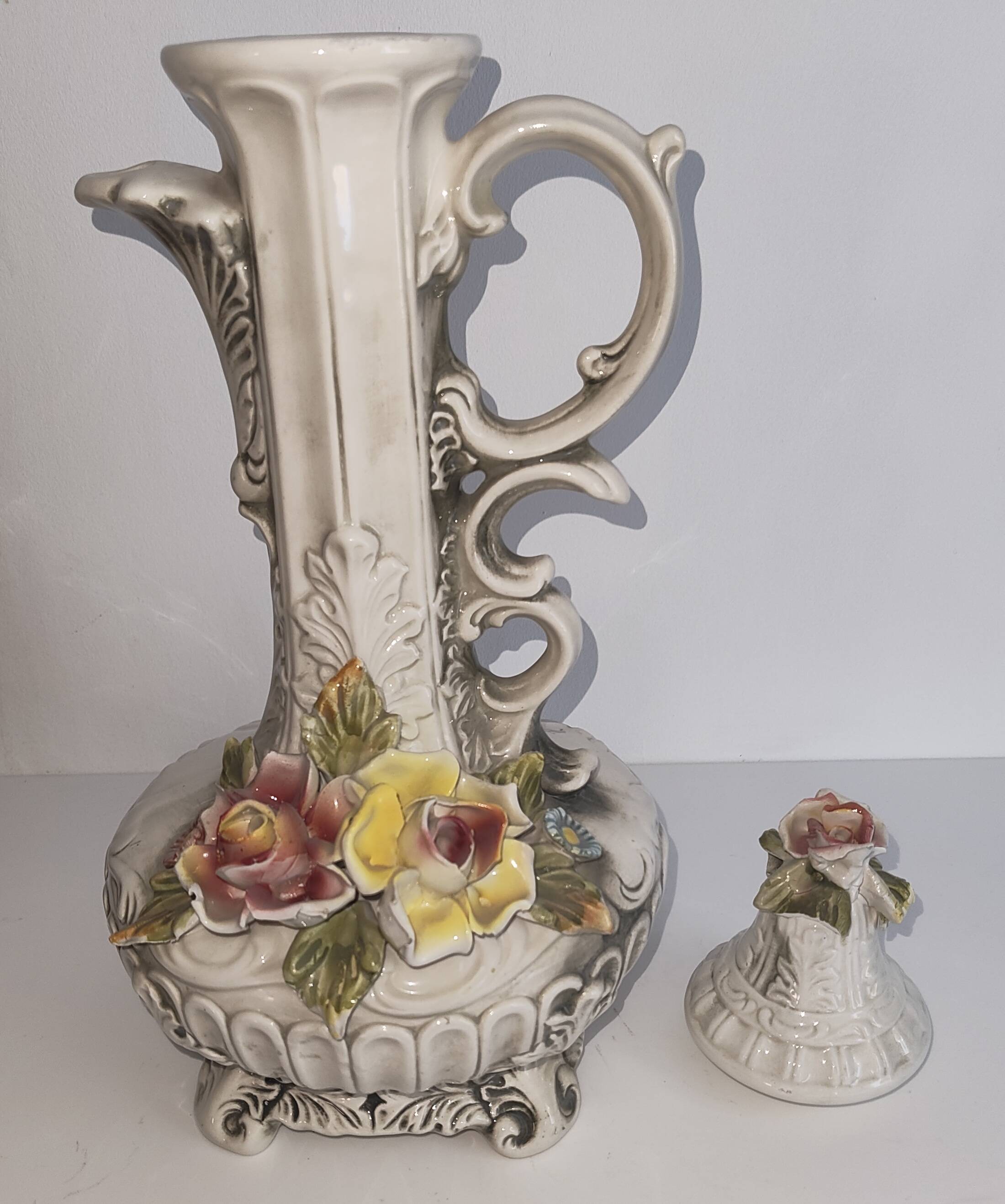 Pichet décoratif vintage en céramique italienne à décor floral en relief