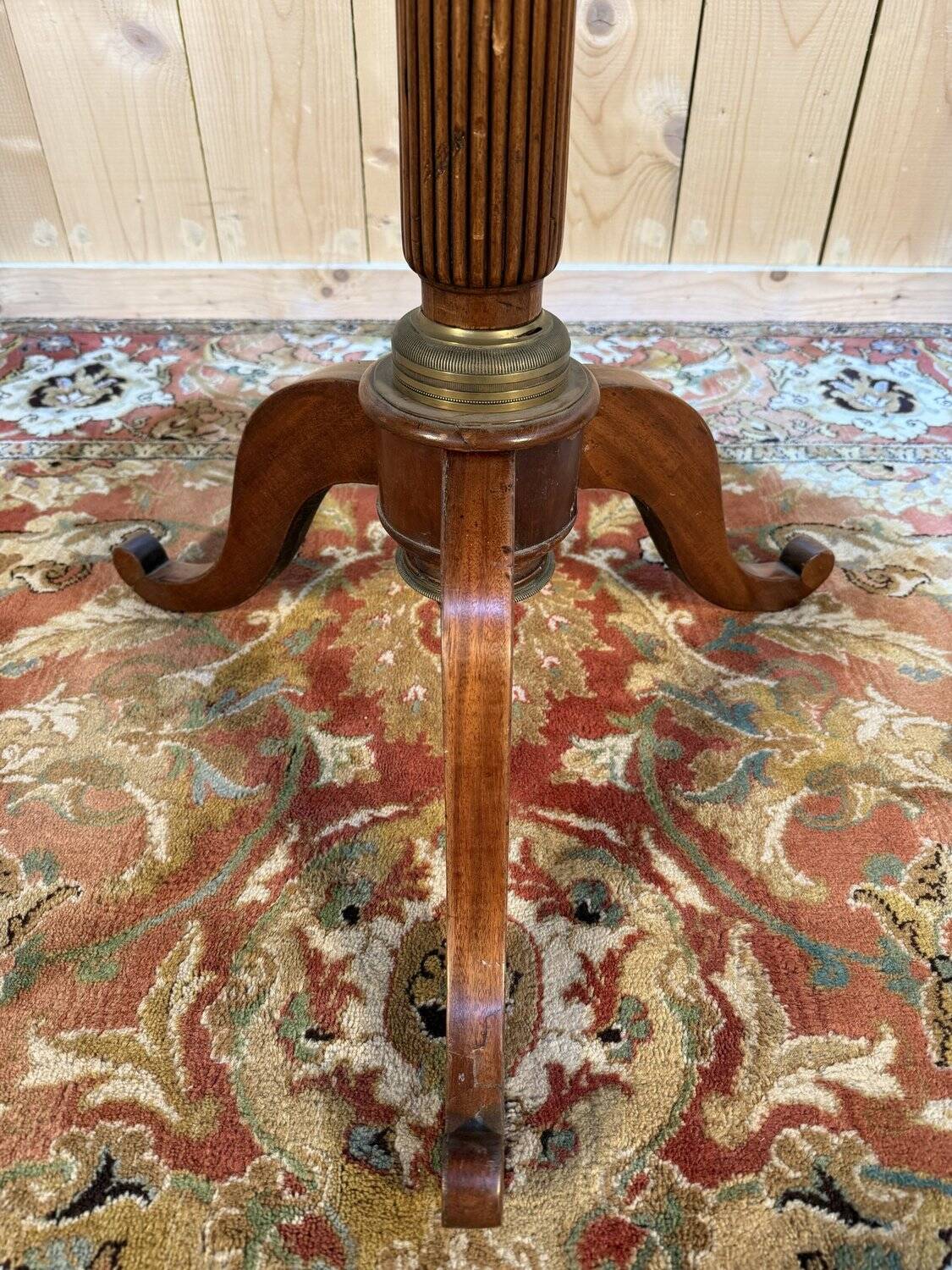 Tripod table with a sculpted top