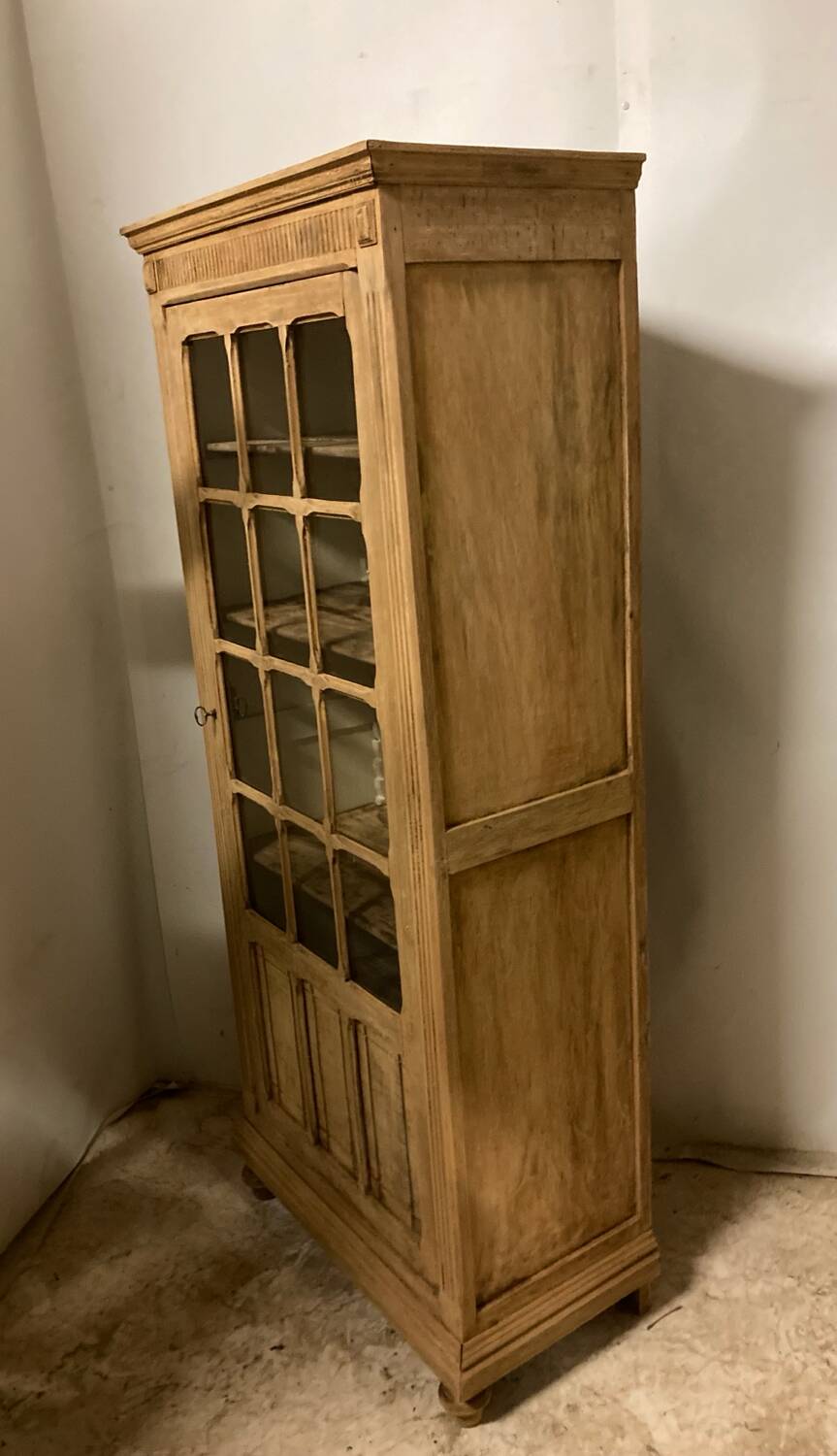 Armoire vitrine parisienne