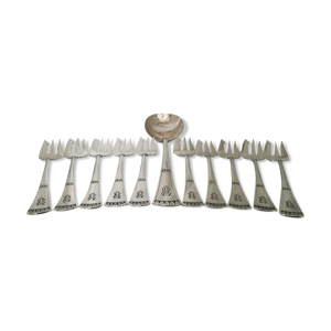 10 fourchettes à gâteaux et 1 cuillère de service en argent
