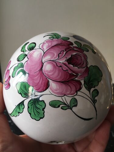 Boule en céramique ancienne fleurie