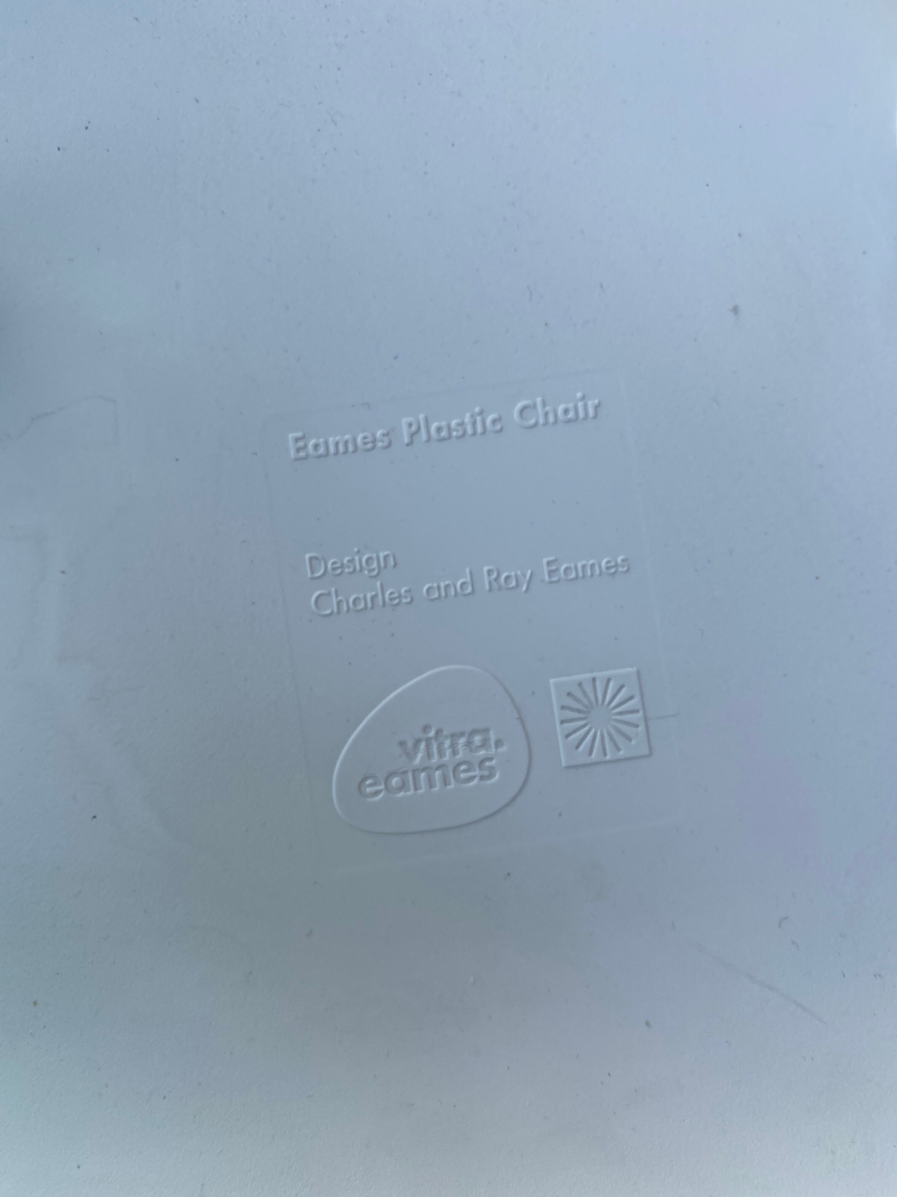 Eames Fiberglass Chair DSR parchment - Charles & Ray Eames pour Vitra 1950
