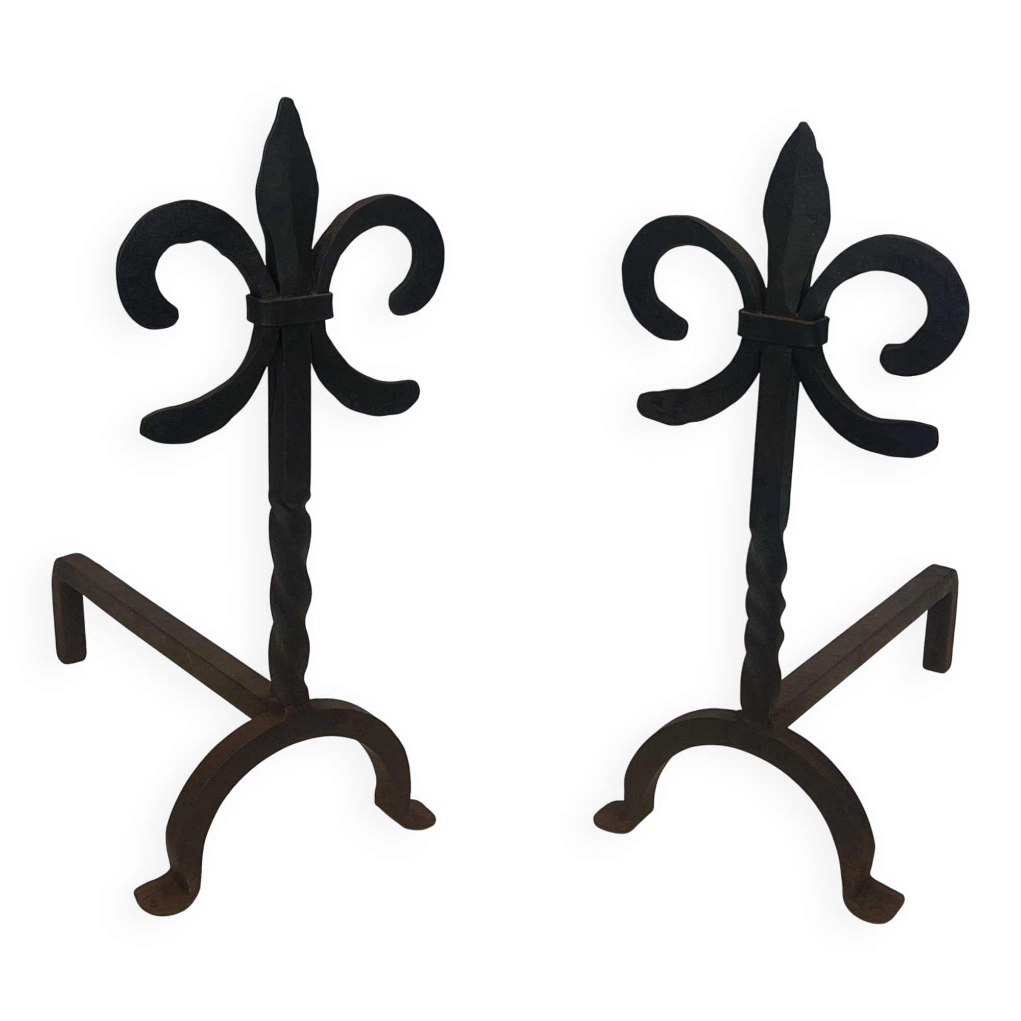 Paire de chenets en fer forgé aux fleurs de lys