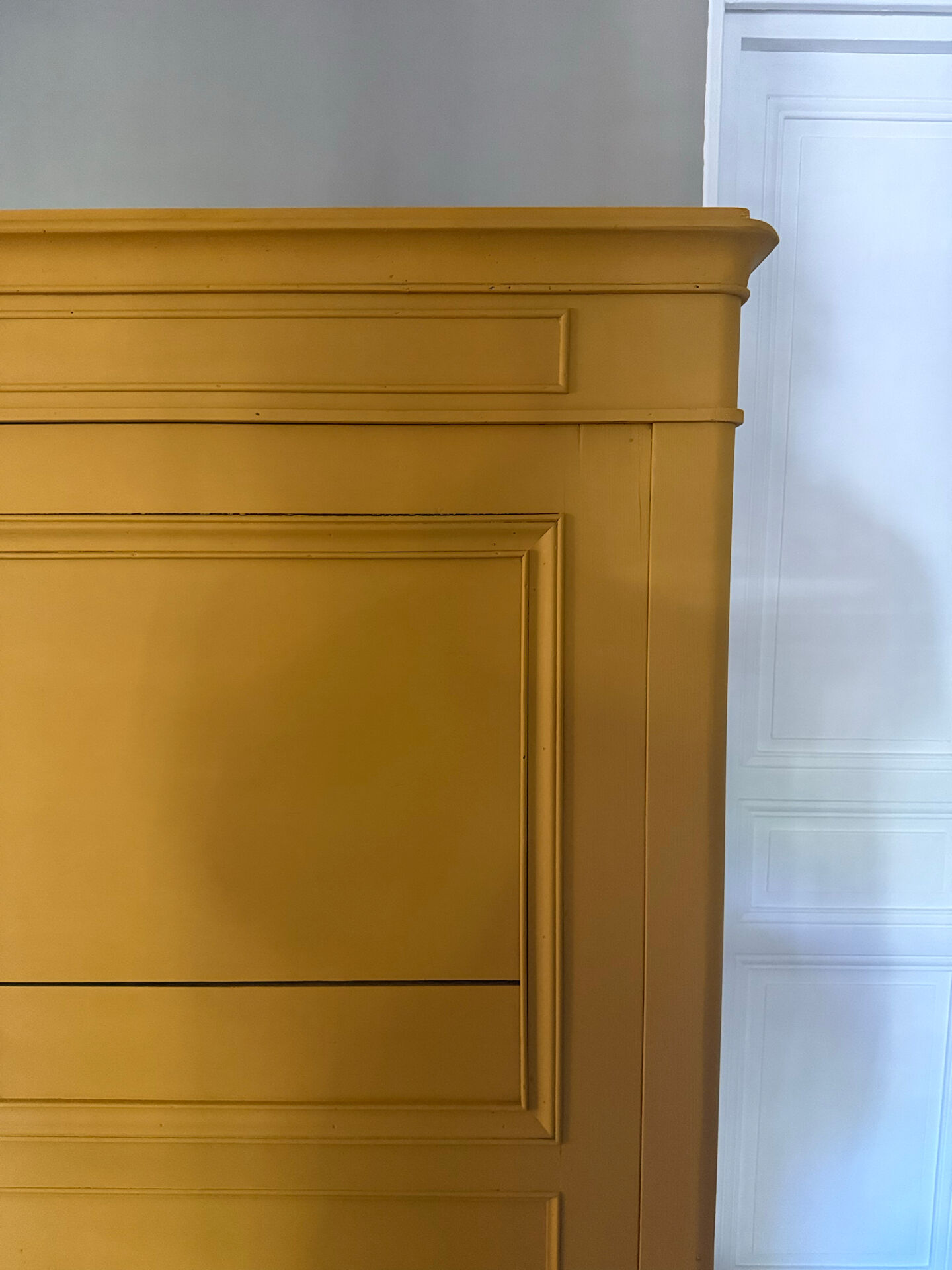 Armoire bonnetière bois massif