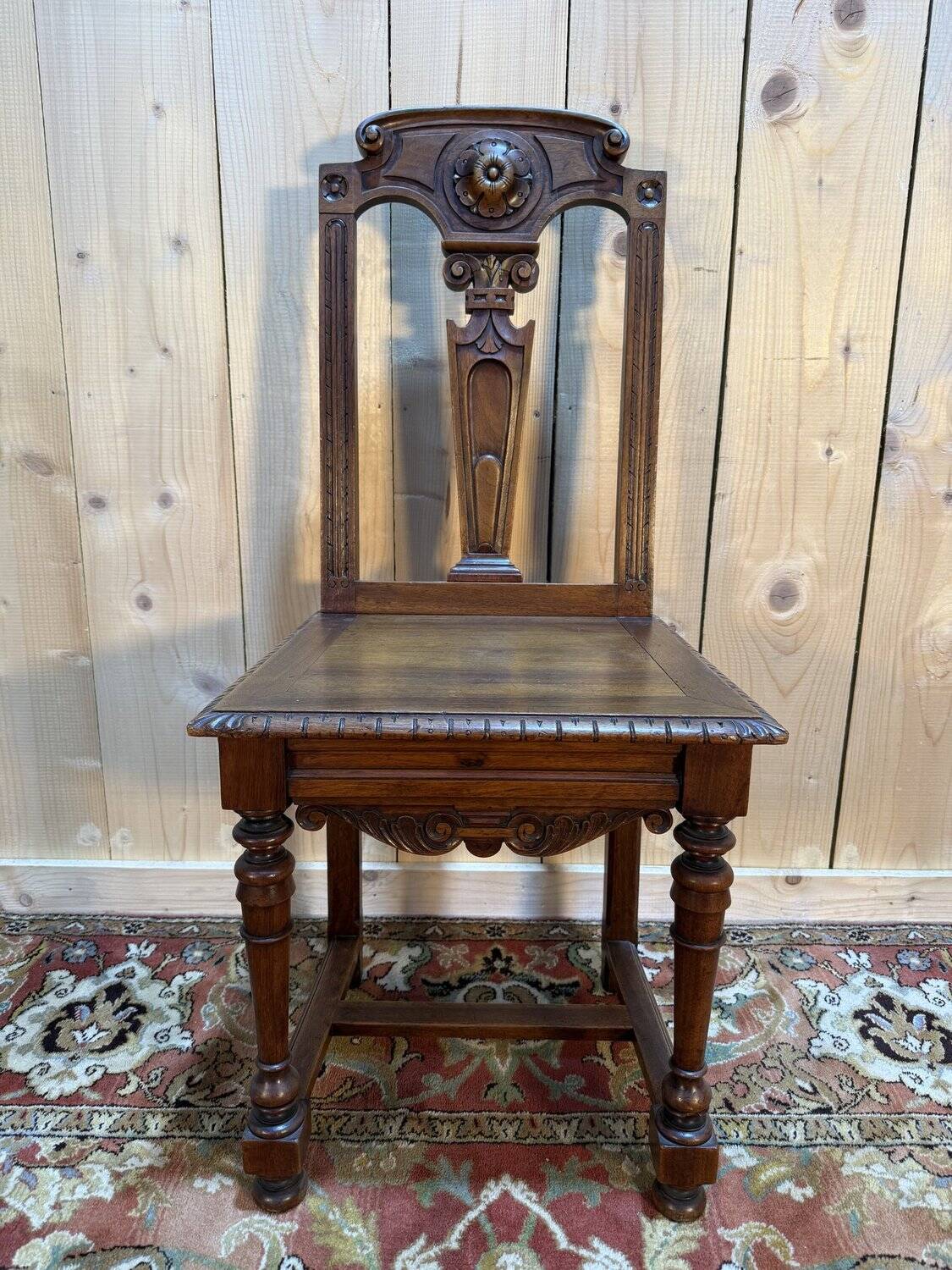 Suite de 8 chaises Néo-Renaissance en noyer