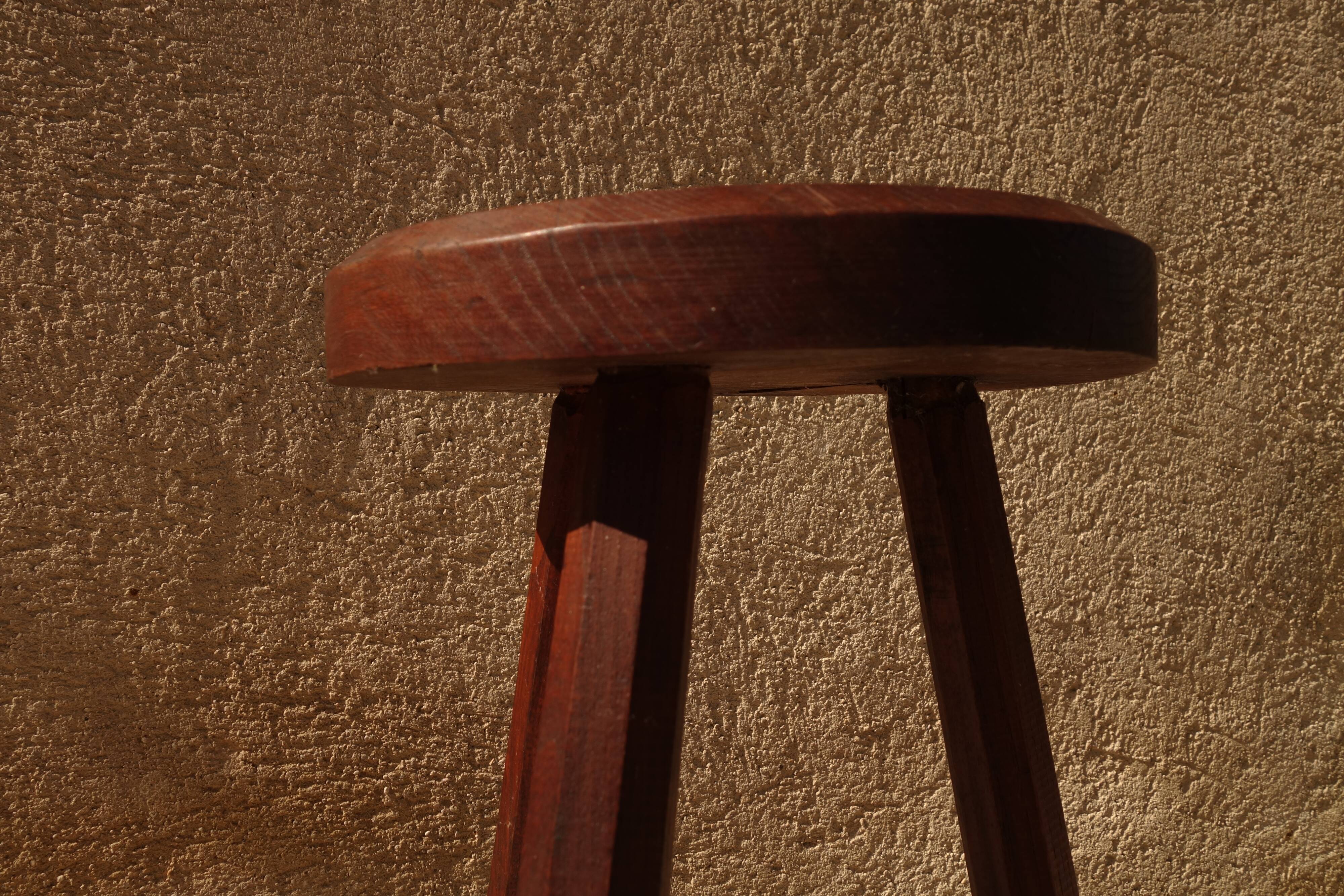 Brutalist tripod stool from the 50s in wood.