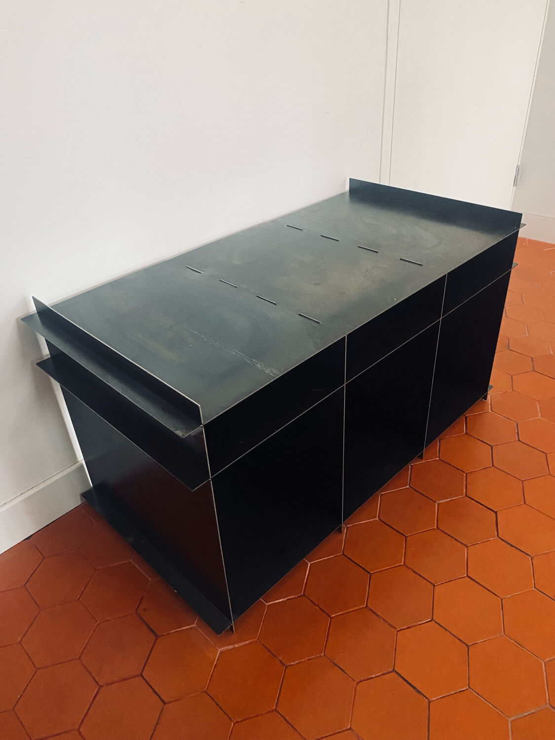 Commode en acier brut