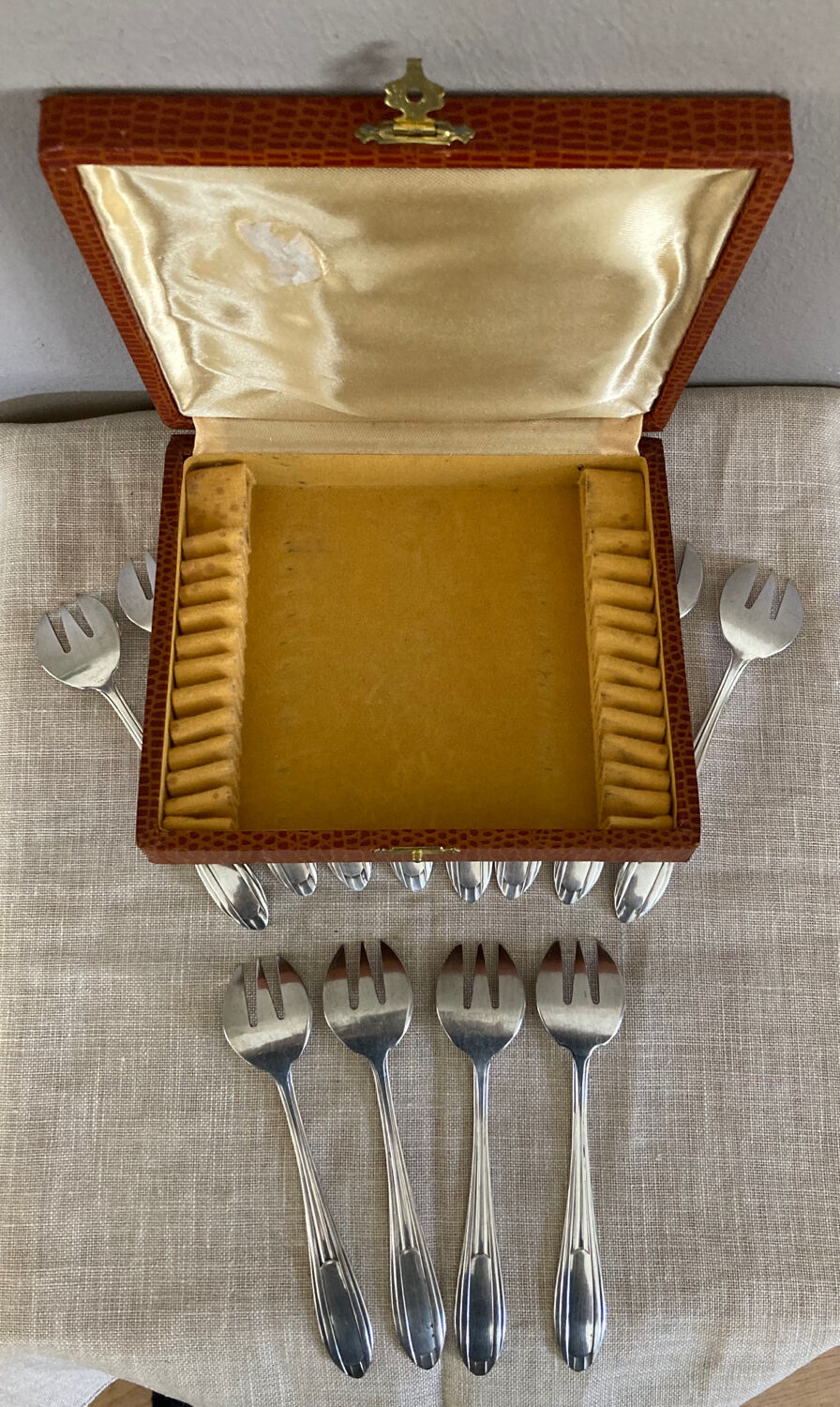 Art Deco oyster forks in punched silver metal, leatherette box