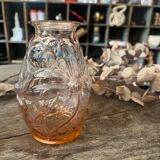 Vase rose en verre ciselé