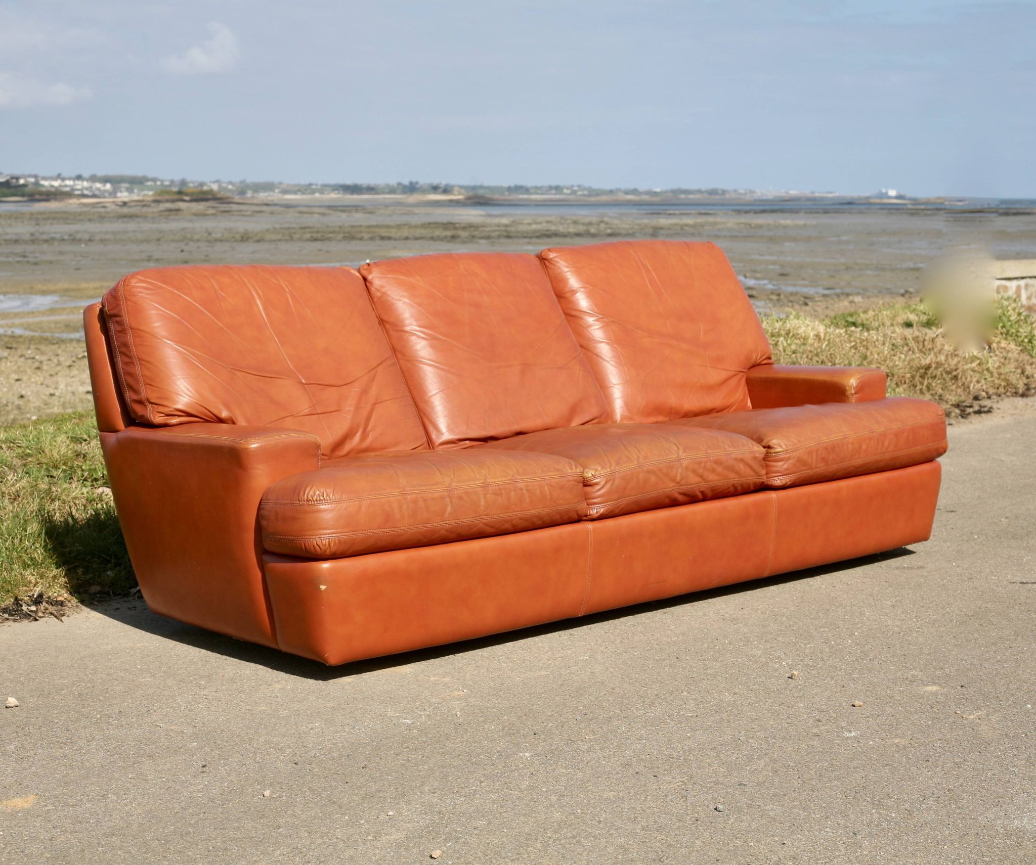 Canapé "space age". Cuir fauve. Circa 1970