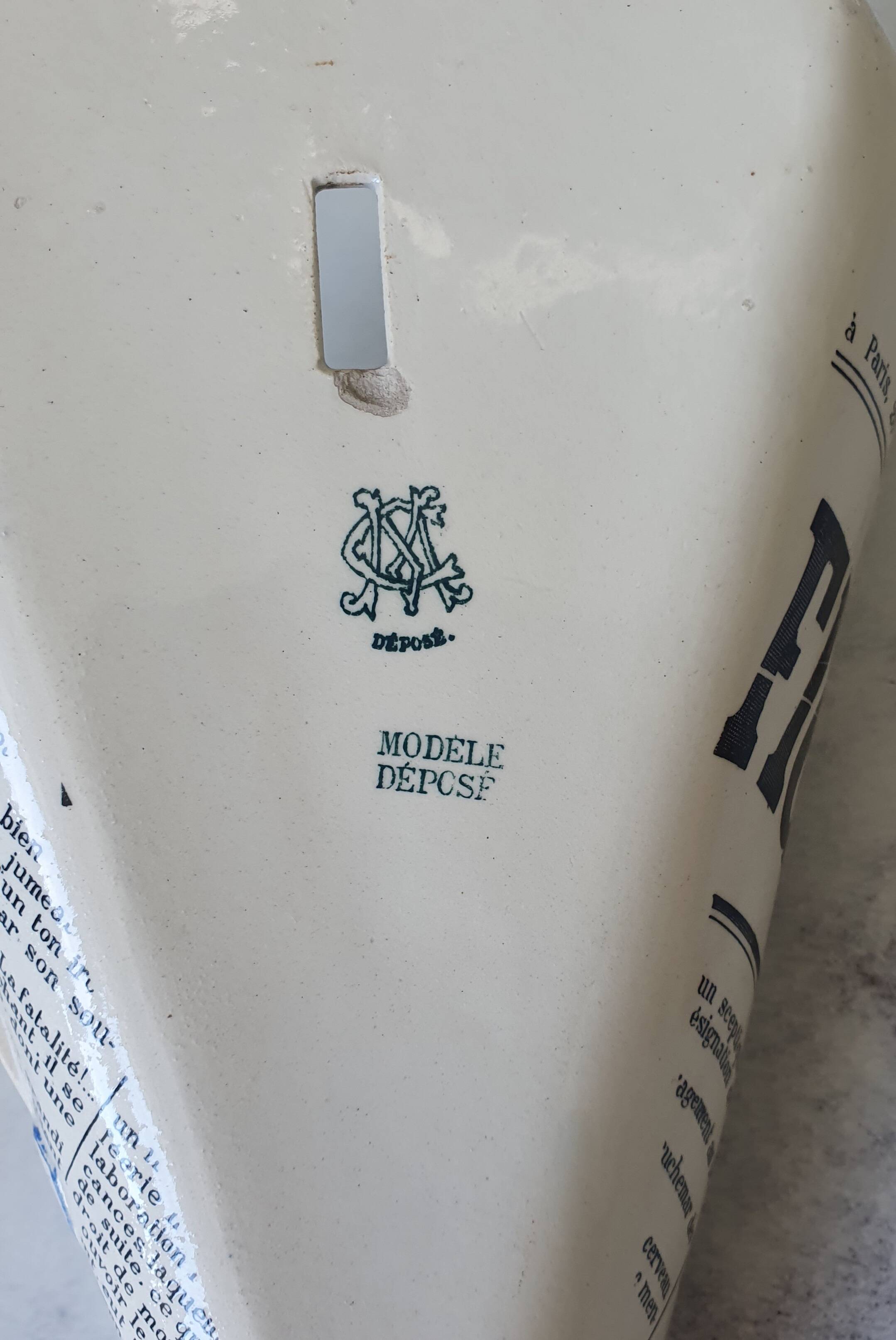 Wall-mounted empty pocket