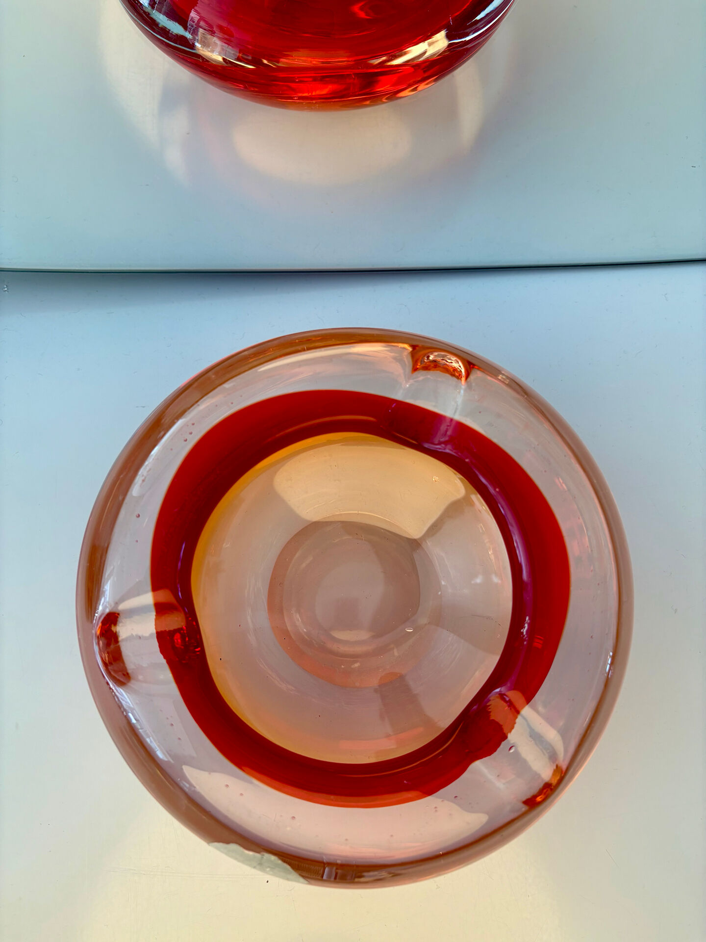 Cendrier bicolore en verre soufflé – Braine-le-Comte