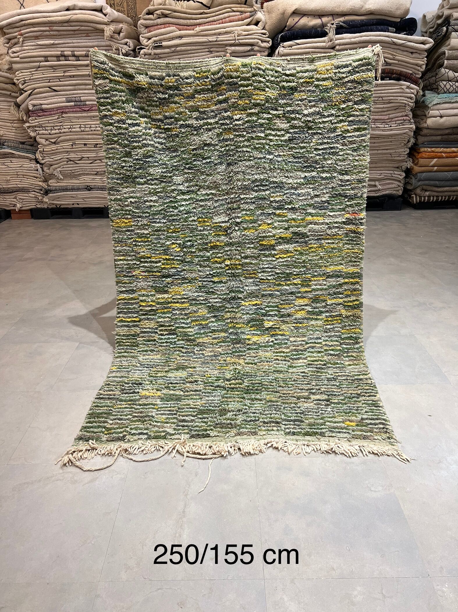 Mottled green carpet 155x250cm