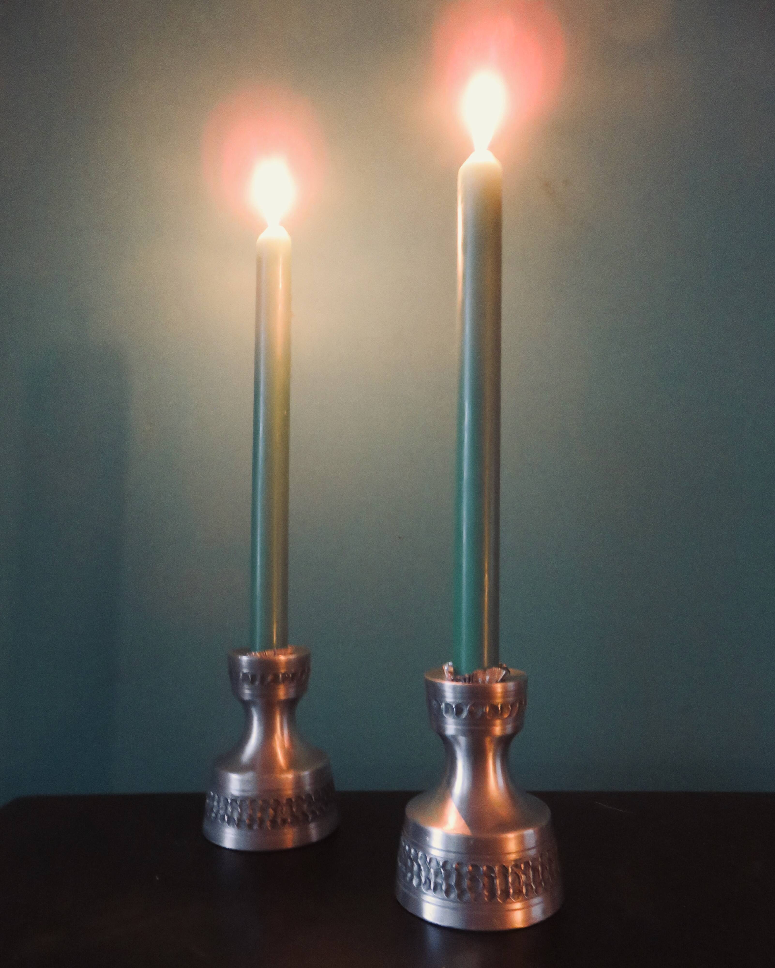 Pair of white pewter candlesticks decorated with bas-relief. "Perletin". Norway 1960