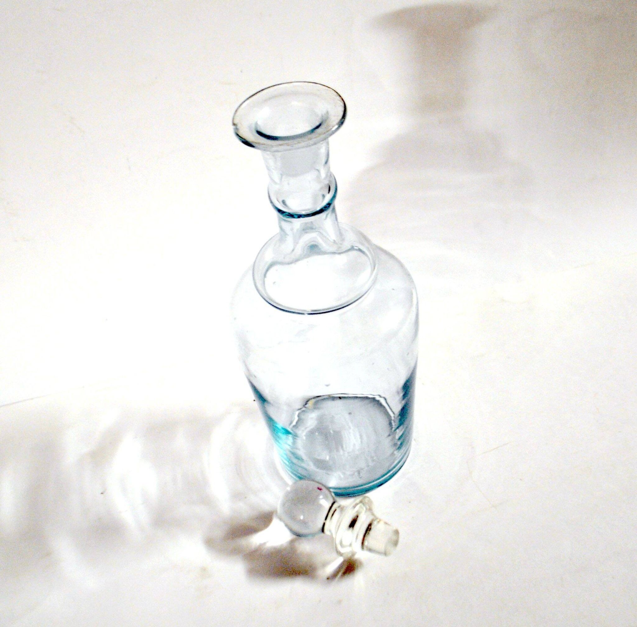 Flacon, carafe ancienne en verre bleuté