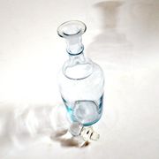 Flacon, carafe ancienne en verre bleuté