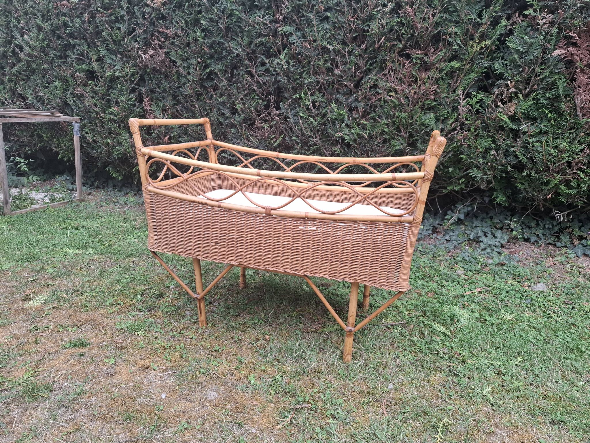 Lit bébé rotin vintage