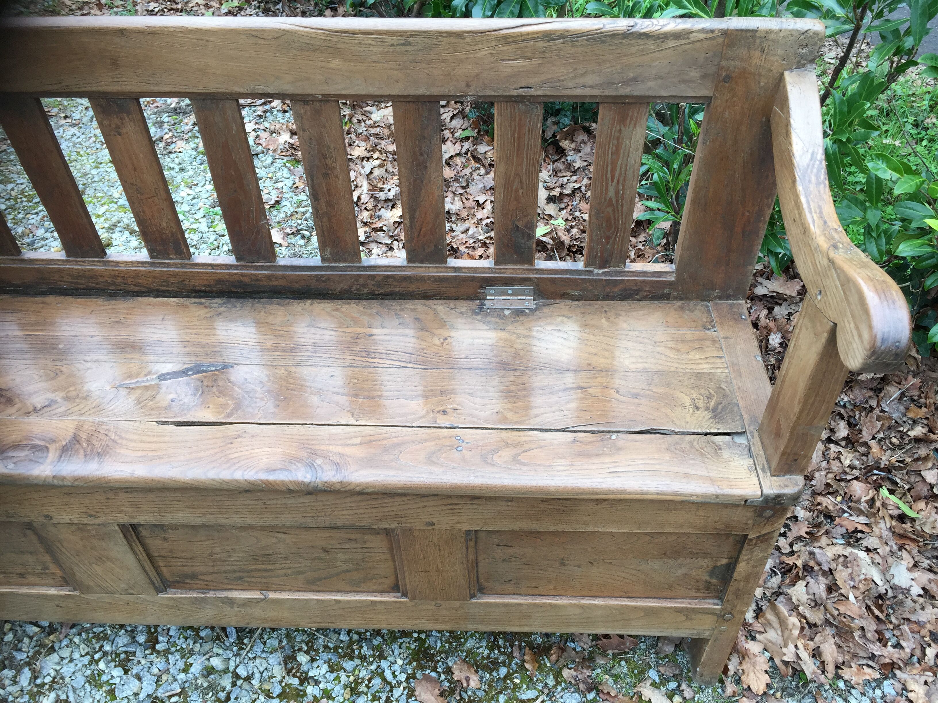 Bench chest paneled in chestnut region Brittany ( Plouay dept. 56 )