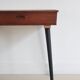 Bureau vintage en teck sur pieds noirs