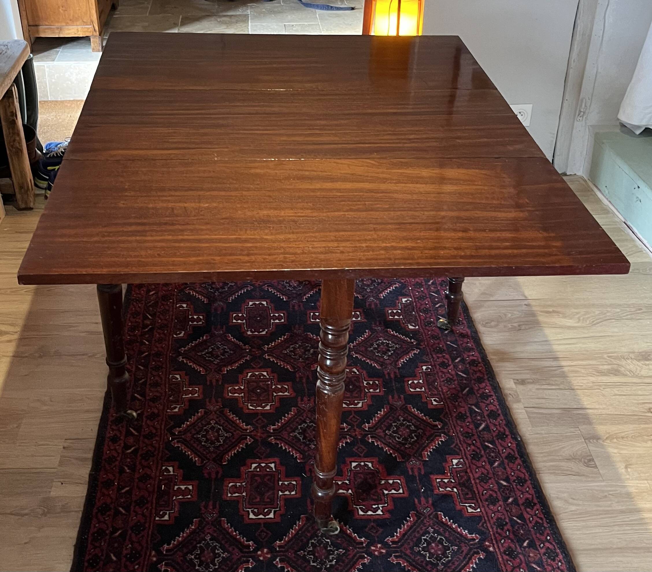 Table en acajou vintage à rabats; idéale pour les décorateurs.