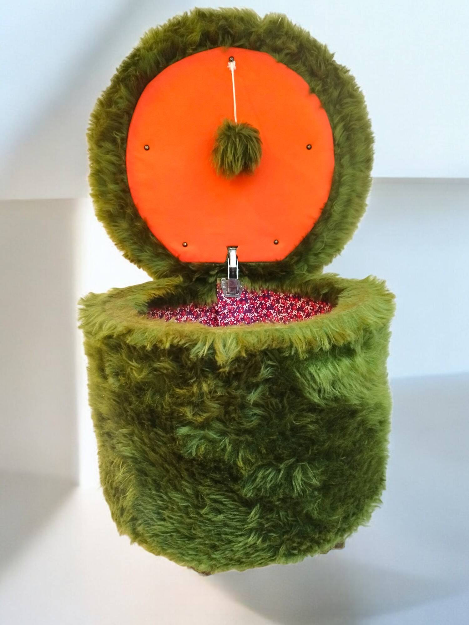 Hairy storage pouf