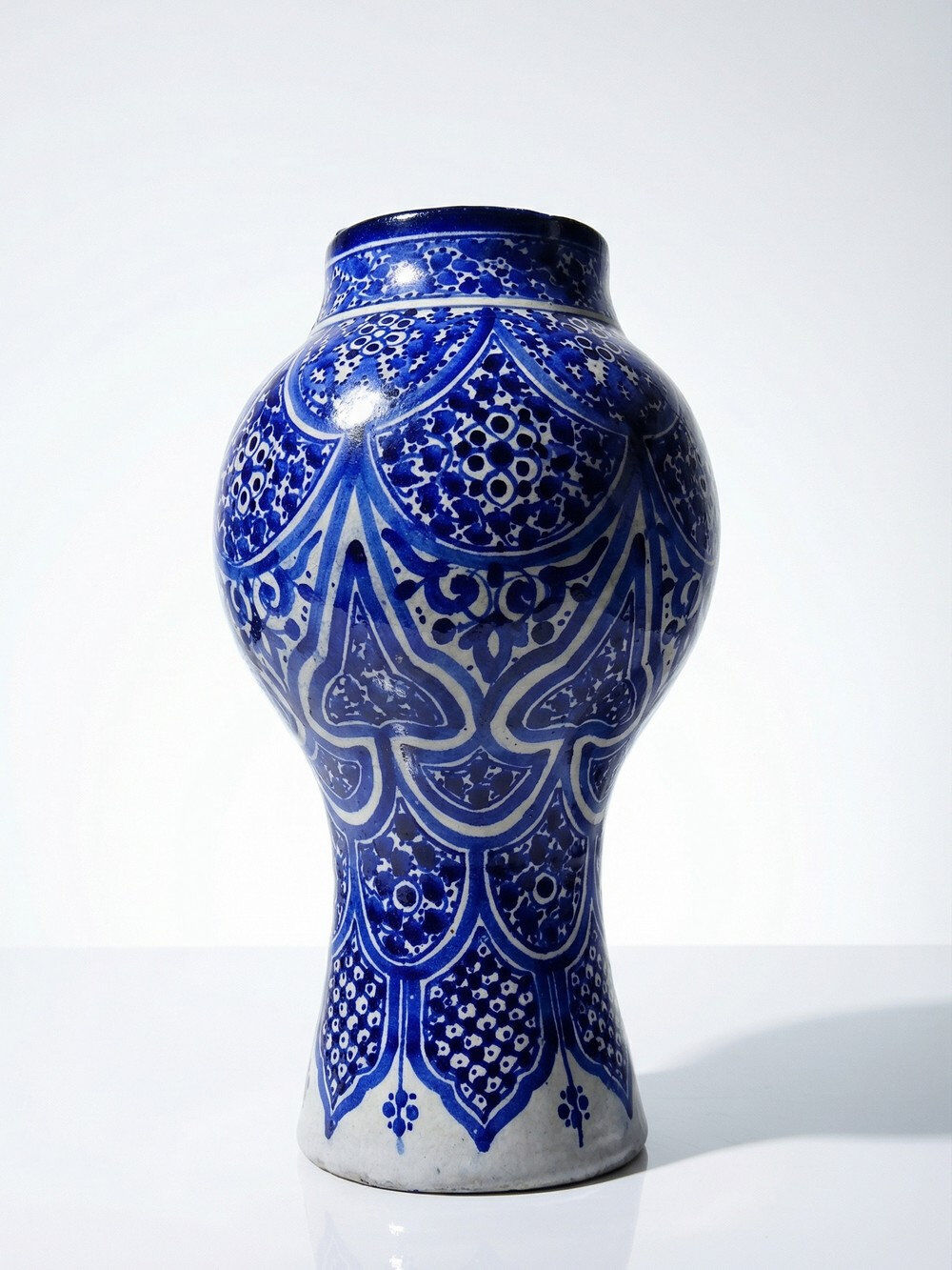 Large Moroccan vase/jar from Fès, handcrafted ceramic Khabia, 19th-20th century, cobalt.