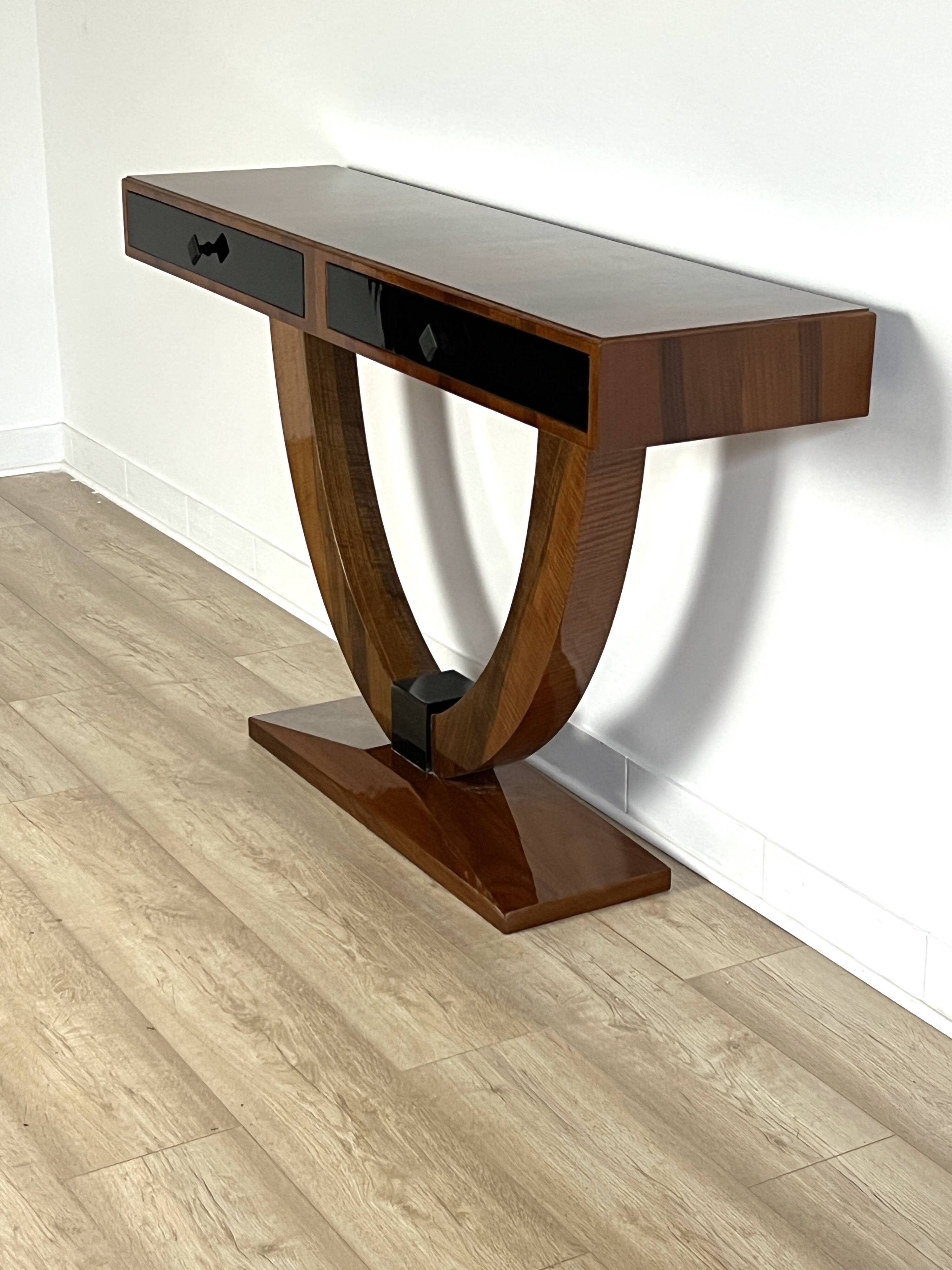 Console Art déco moderne avec façades noires