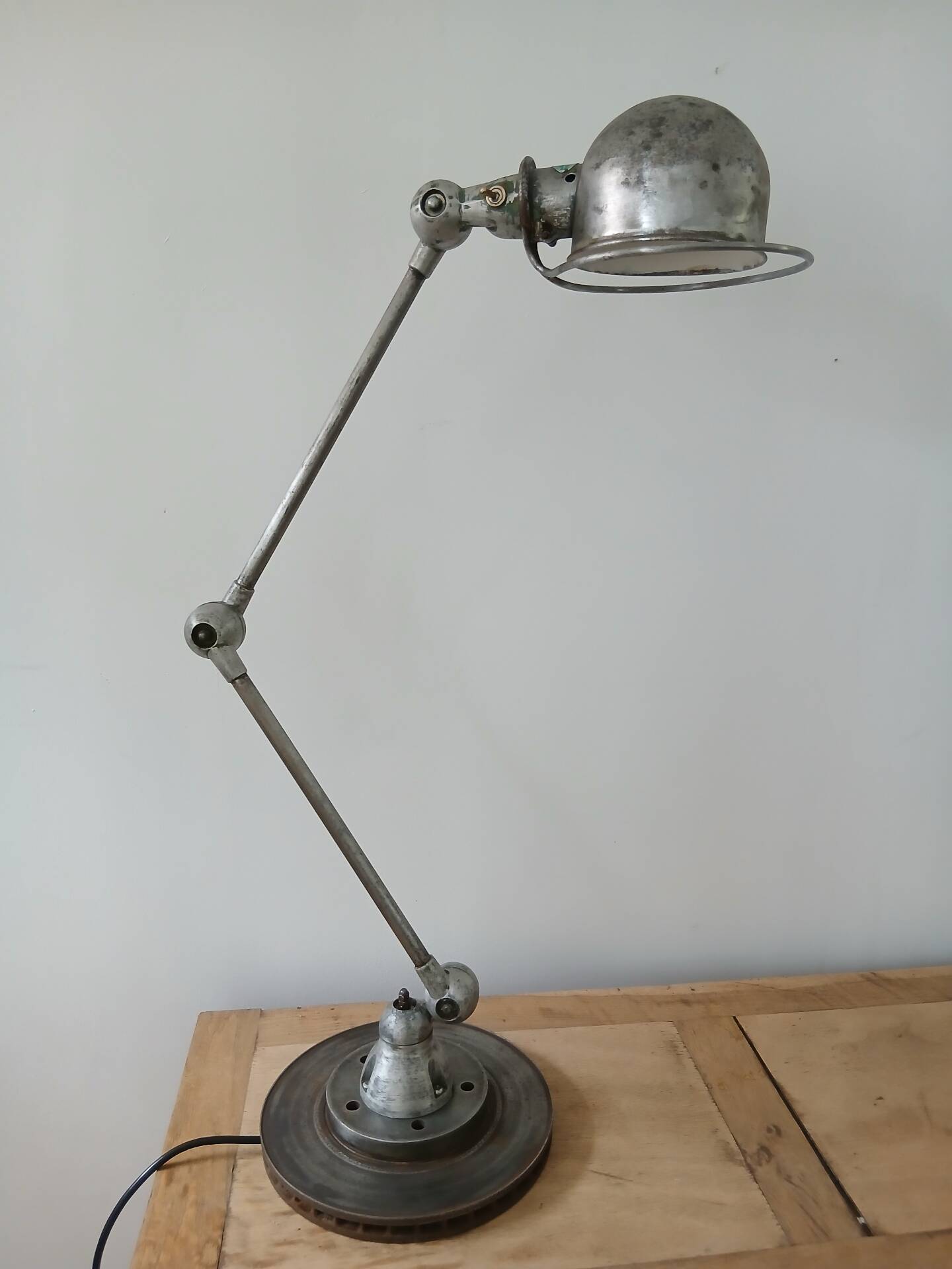 Jieldé lamp with 2 articulated metal arms, industrial style.