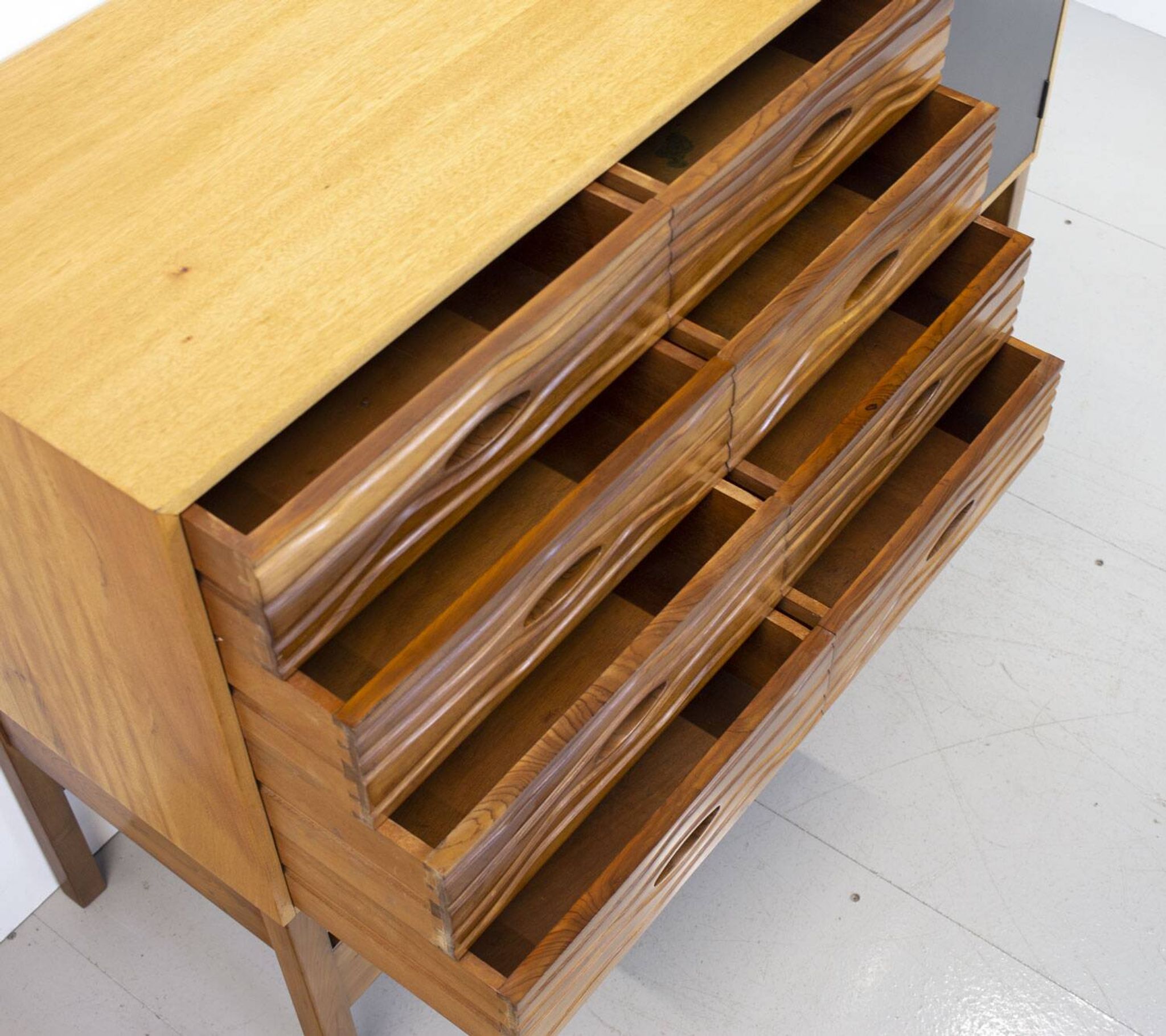 Commode à tiroirs en cerisier du milieu du siècle par Heals