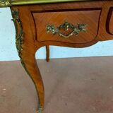 Bureau d'apparat de style Louis XV Dessus de cuir rouge XX siècle
