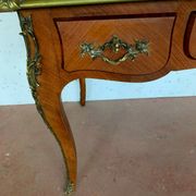 Bureau d'apparat de style Louis XV Dessus de cuir rouge XX siècle