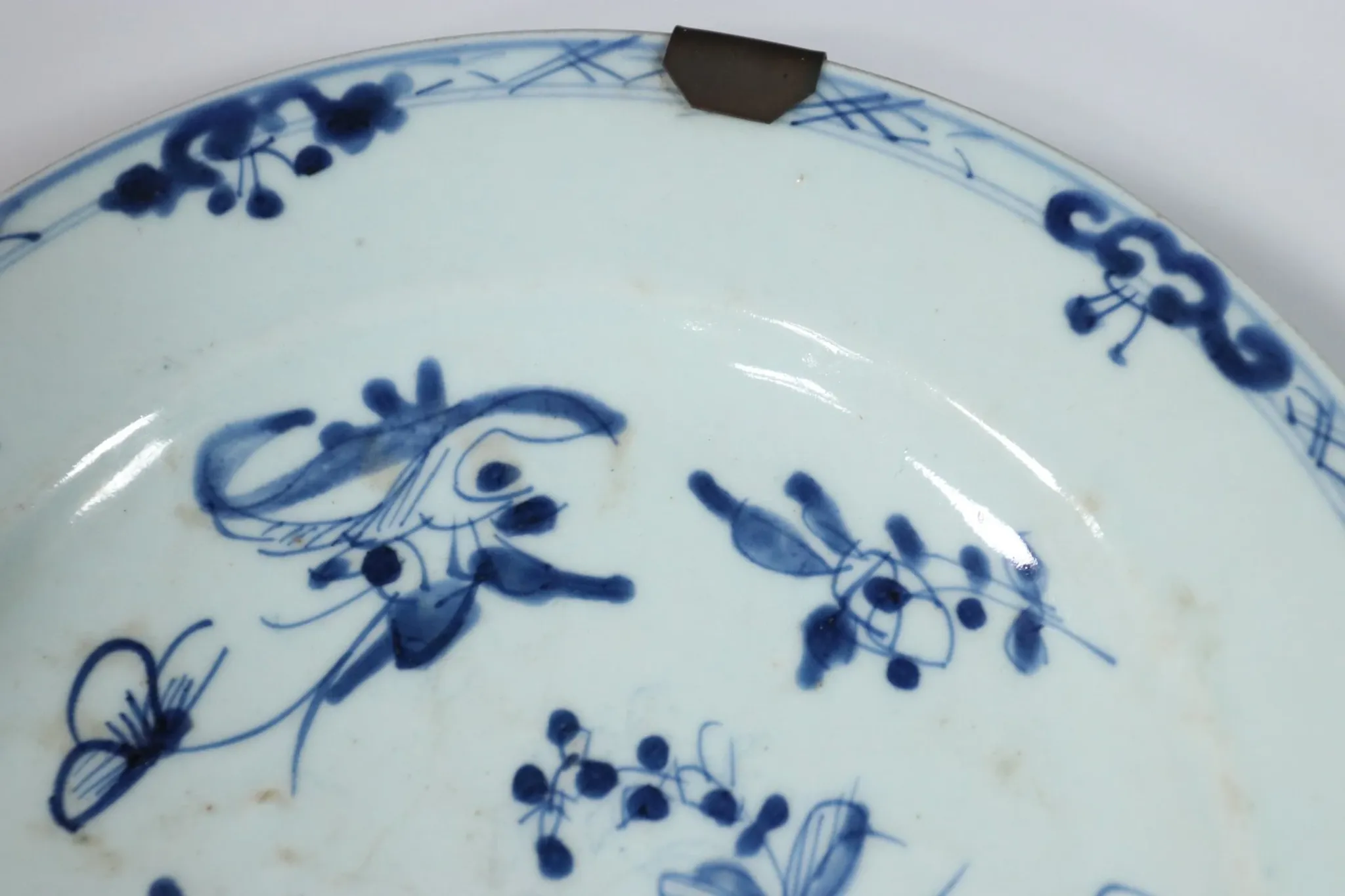 Chinese blue and white plate with peony and butterfly – Qianlong, 18th c.