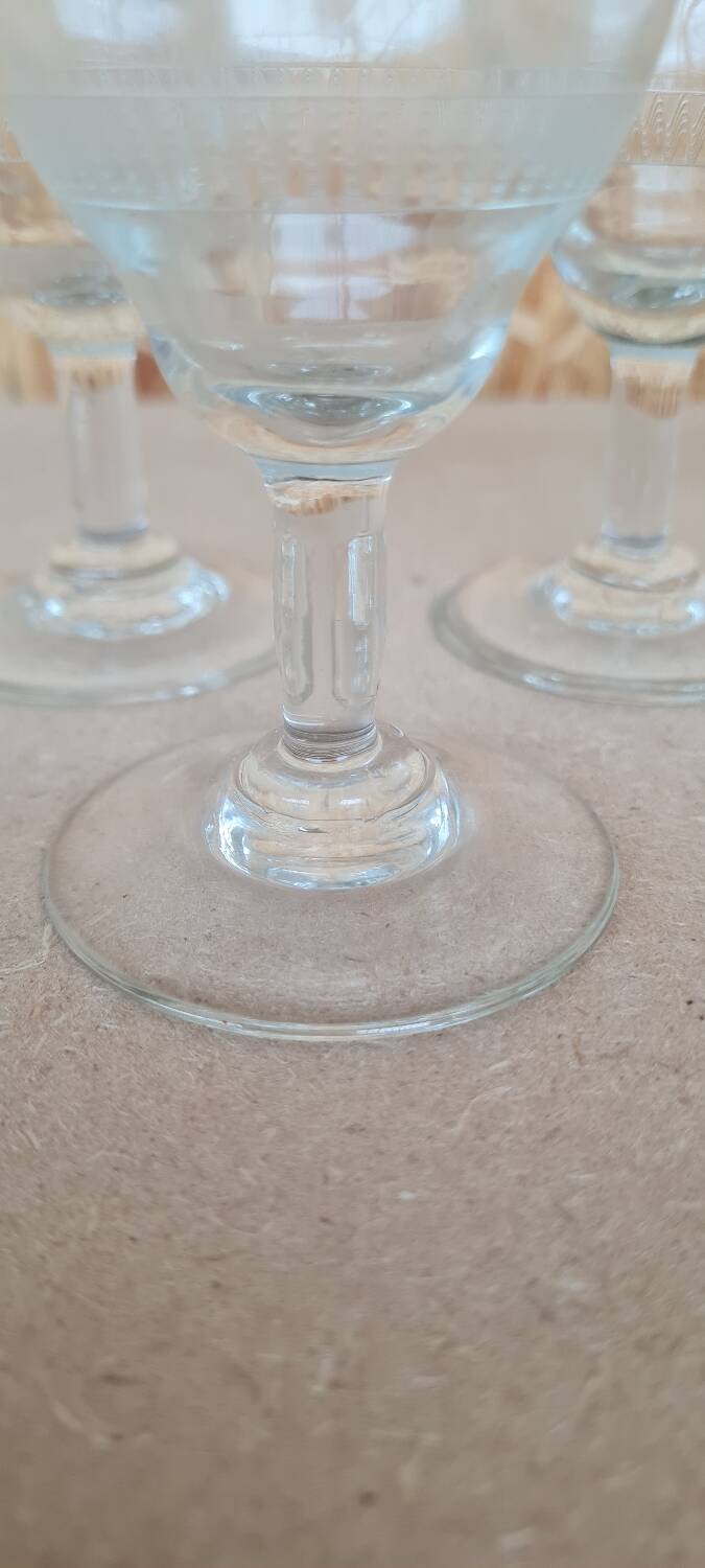 Service of 9 wine glasses in chiseled crystal