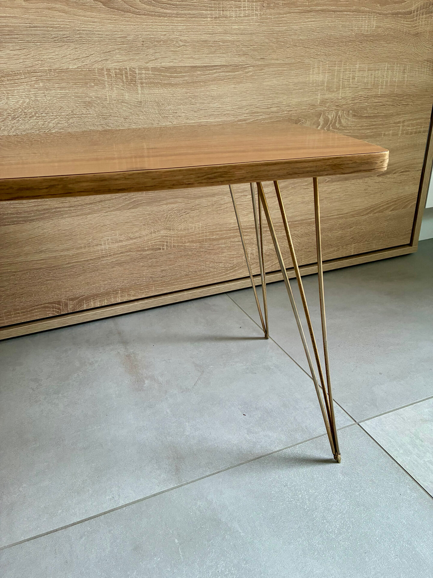 Table basse vintage 1960 Formica teck et pieds laiton