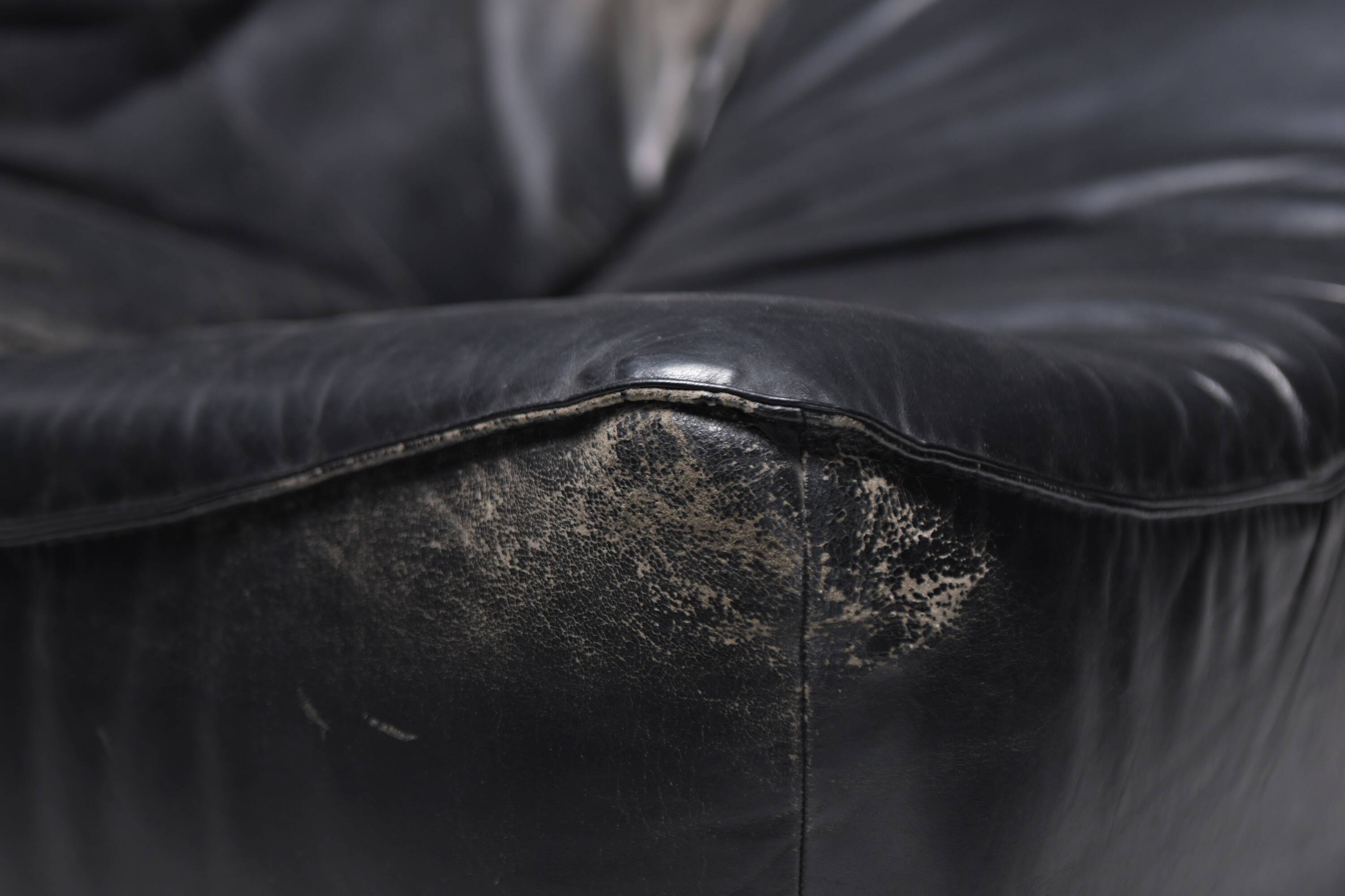 Stunning lounge chair The Rock in black leather by Gerard Van Den Berg - Montis