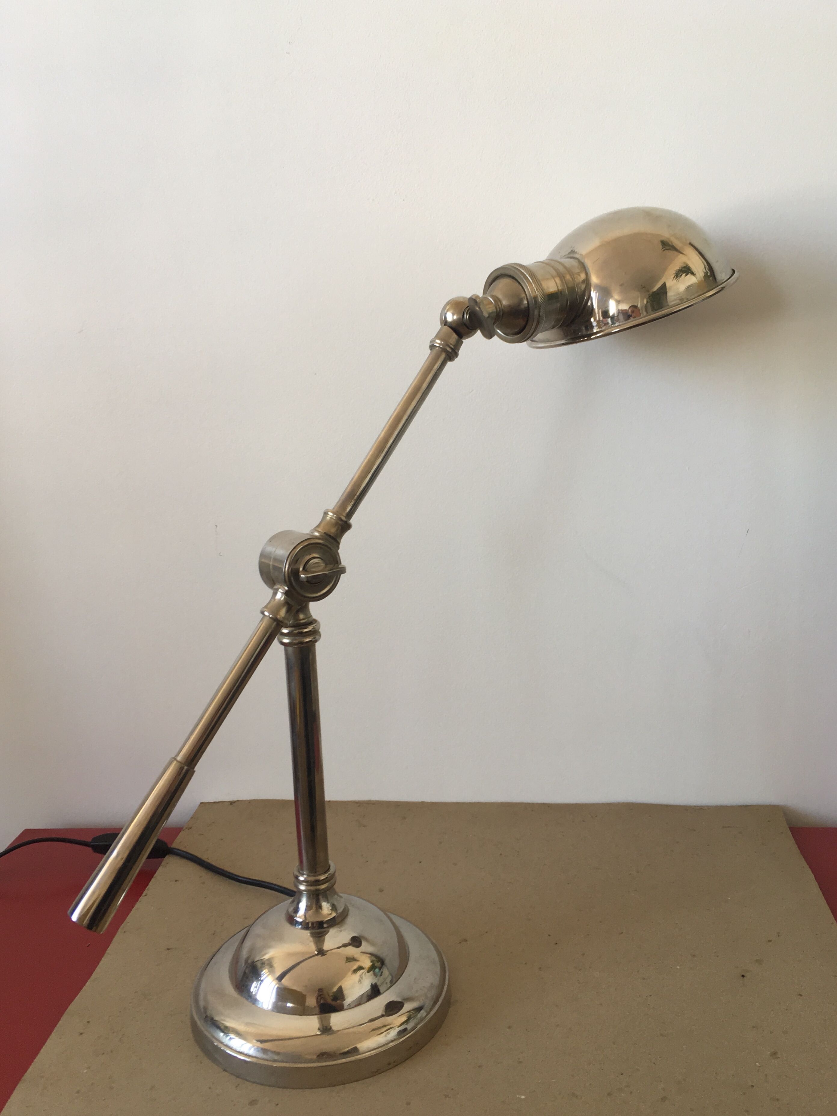 Articulated desk lamp