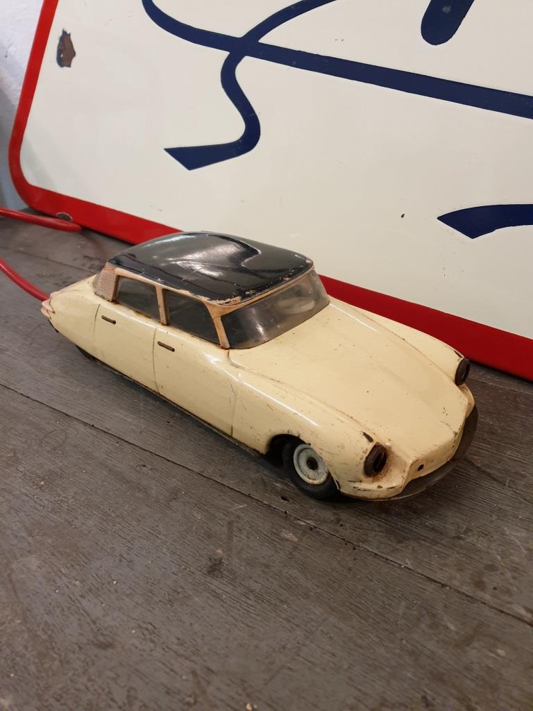 Car Citroën DS 19 remote-guided