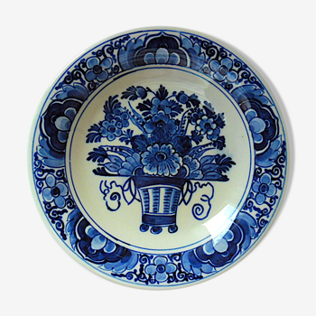 Trinket bowl with floral decoration by the Royal Delft Faïencerie