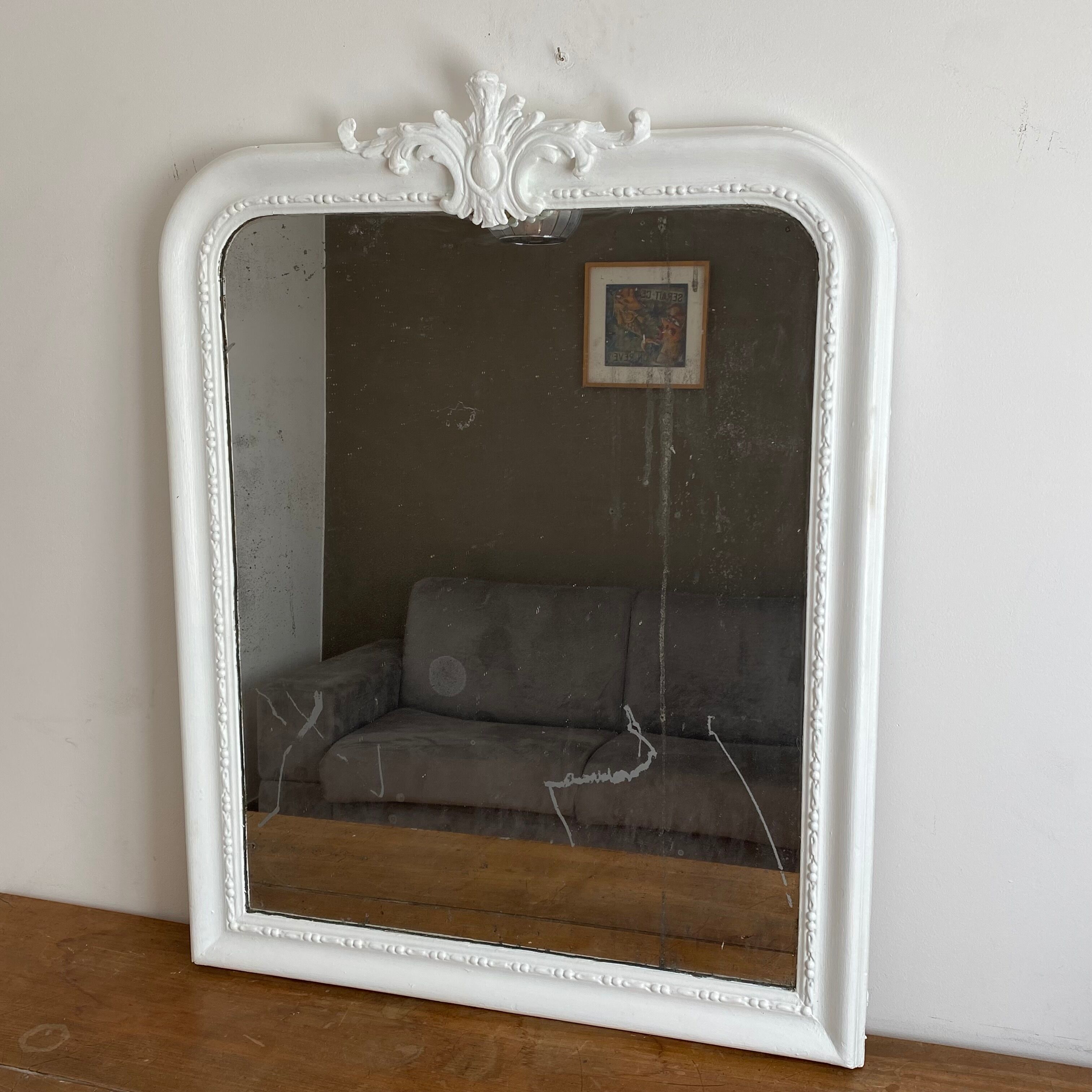 Mirror late 19th with decorated pediment. 115x88.
