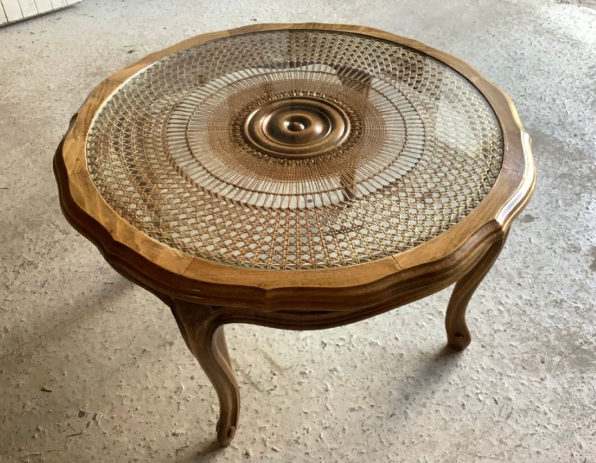Table basse ronde — cannage, rosace & plateau verre — bois doré