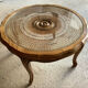 Table basse ronde — cannage, rosace & plateau verre — bois doré