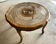 Table basse ronde — cannage, rosace & plateau verre — bois doré