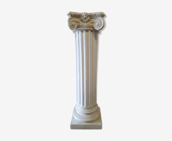 Colonne corynthienne à décor rudentée en plâtre